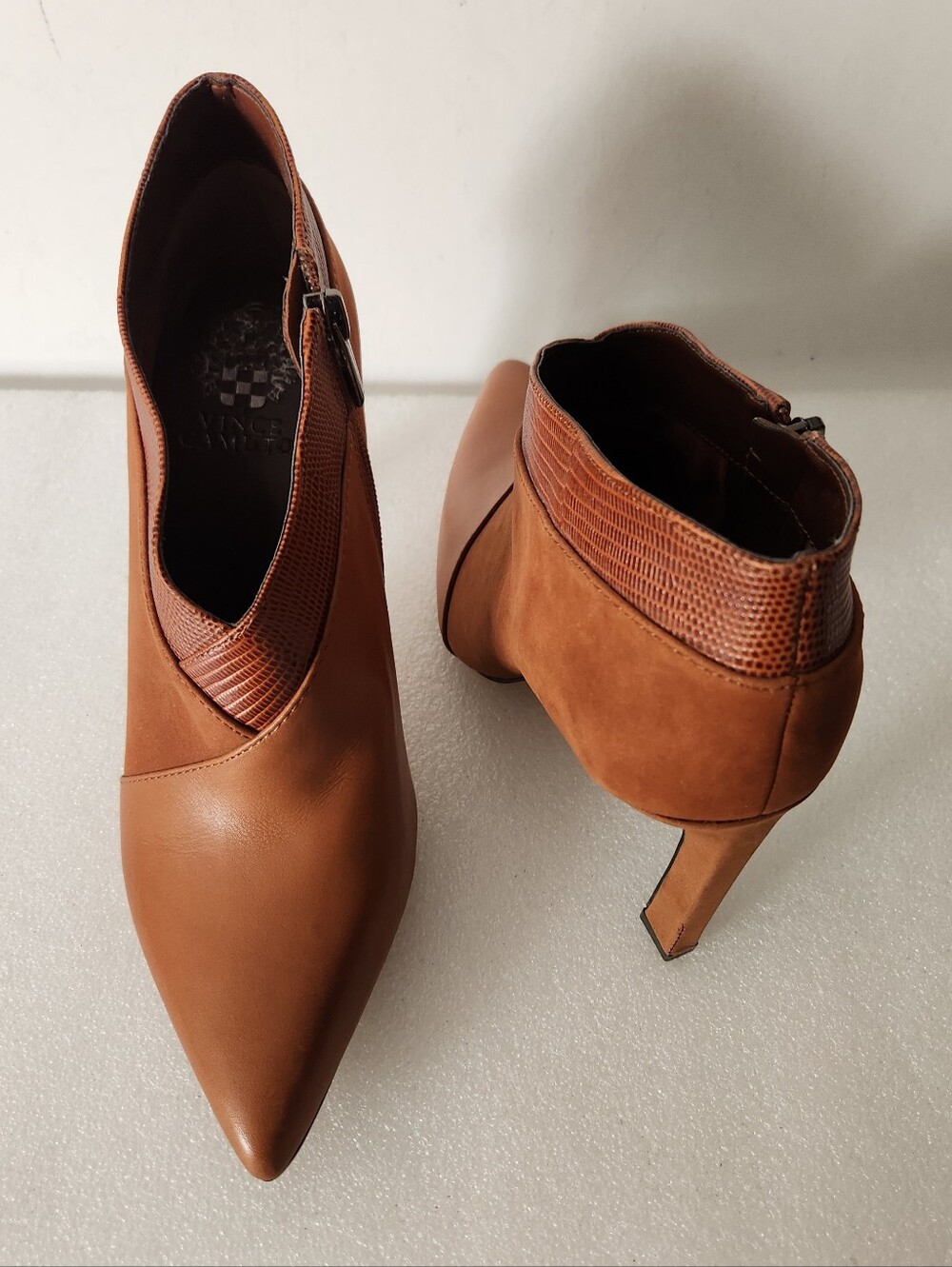 VINCE CAMUTO SEMPREN LEATHER POINTED TOE ZIP ANKLE BOOTIE COLOR BROWN SIZE US 8M